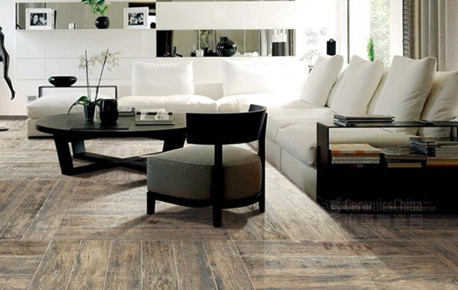 客廳簡潔明快，使用白色墻壁、米色沙發(fā)搭配深木頭色的家具、原木仿木紋磚
